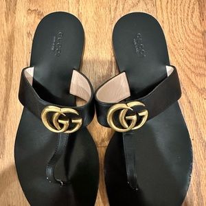 Gucci leather thong sandals with double G